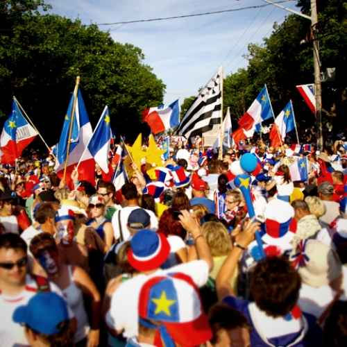 Le tintamarre du Festival acadien de Caraquet (Wikipedia)